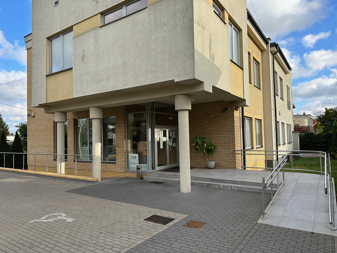 Budynek przychodni - wejście, Białystok
